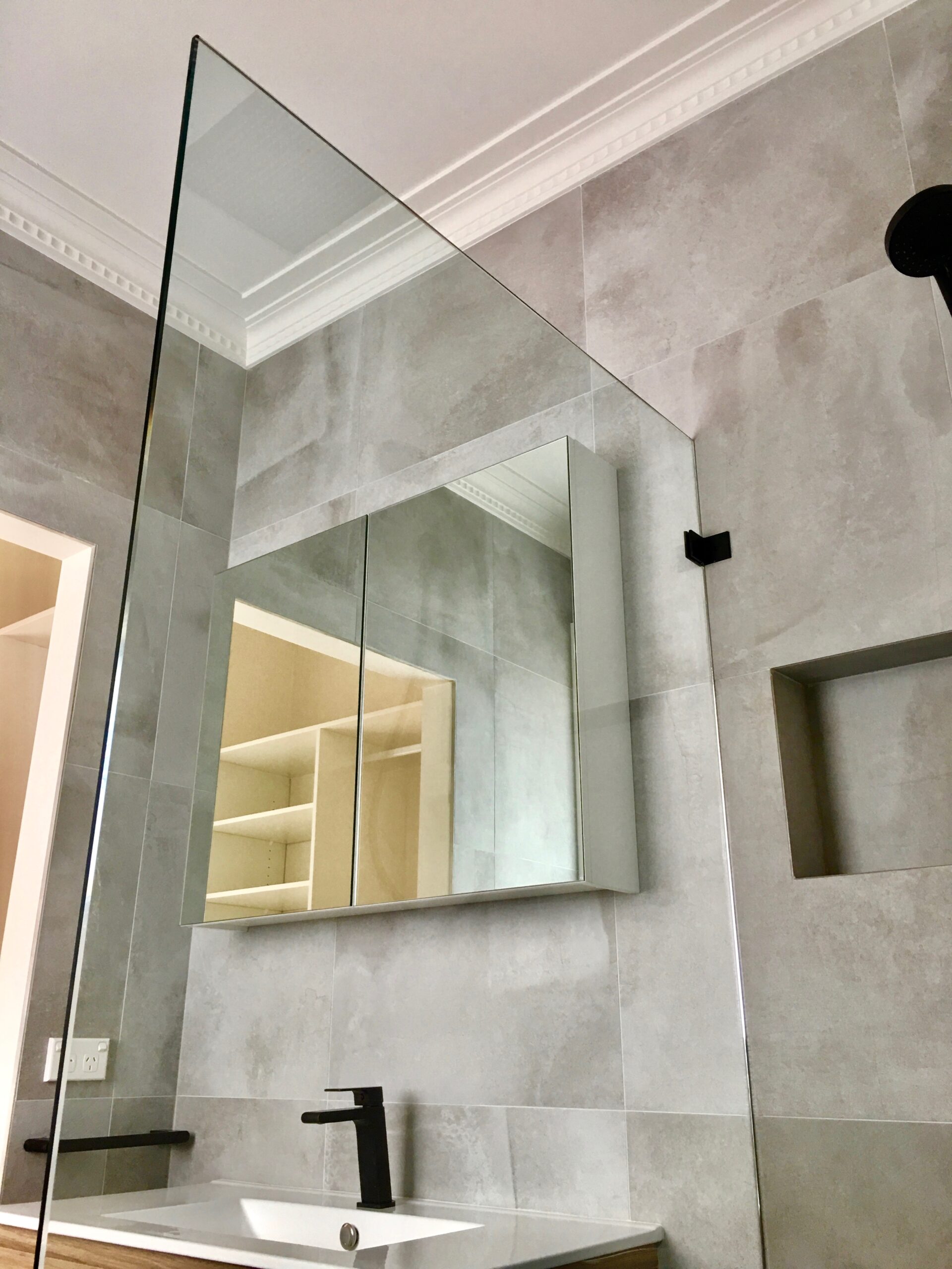 Frameless Shower Screen