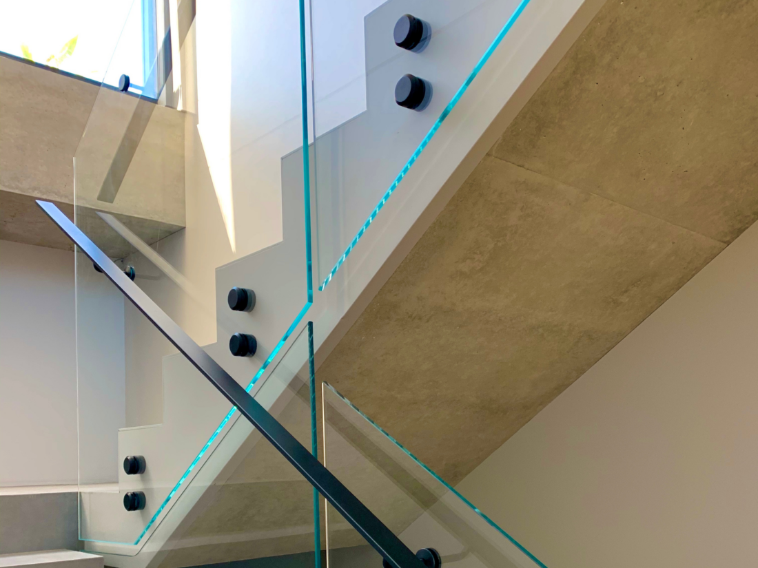 Side fixed low iron glass balustrade with side mount handrail