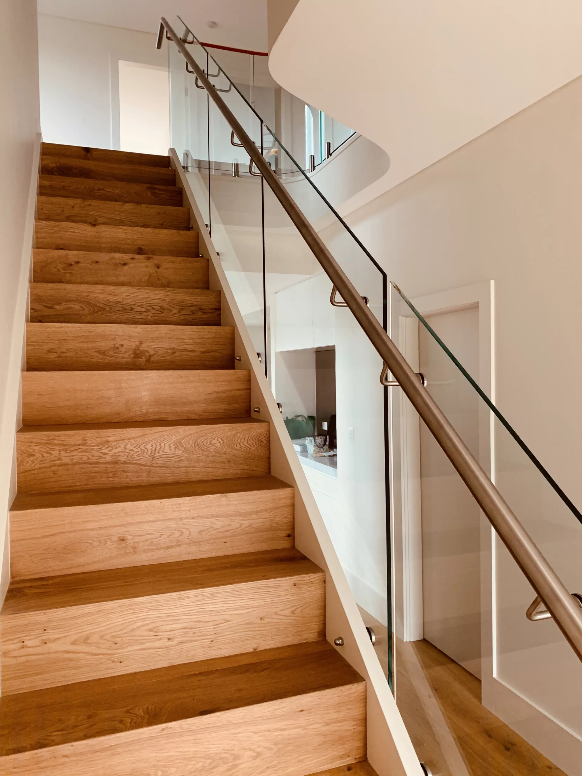 Face fixed frameless glass balustrade with glass mount handrail