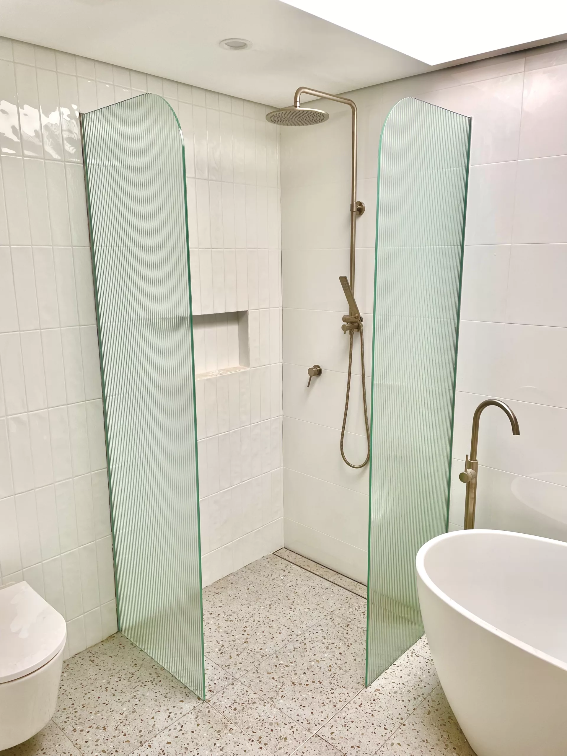 Frameless walk in corner shower (no door)