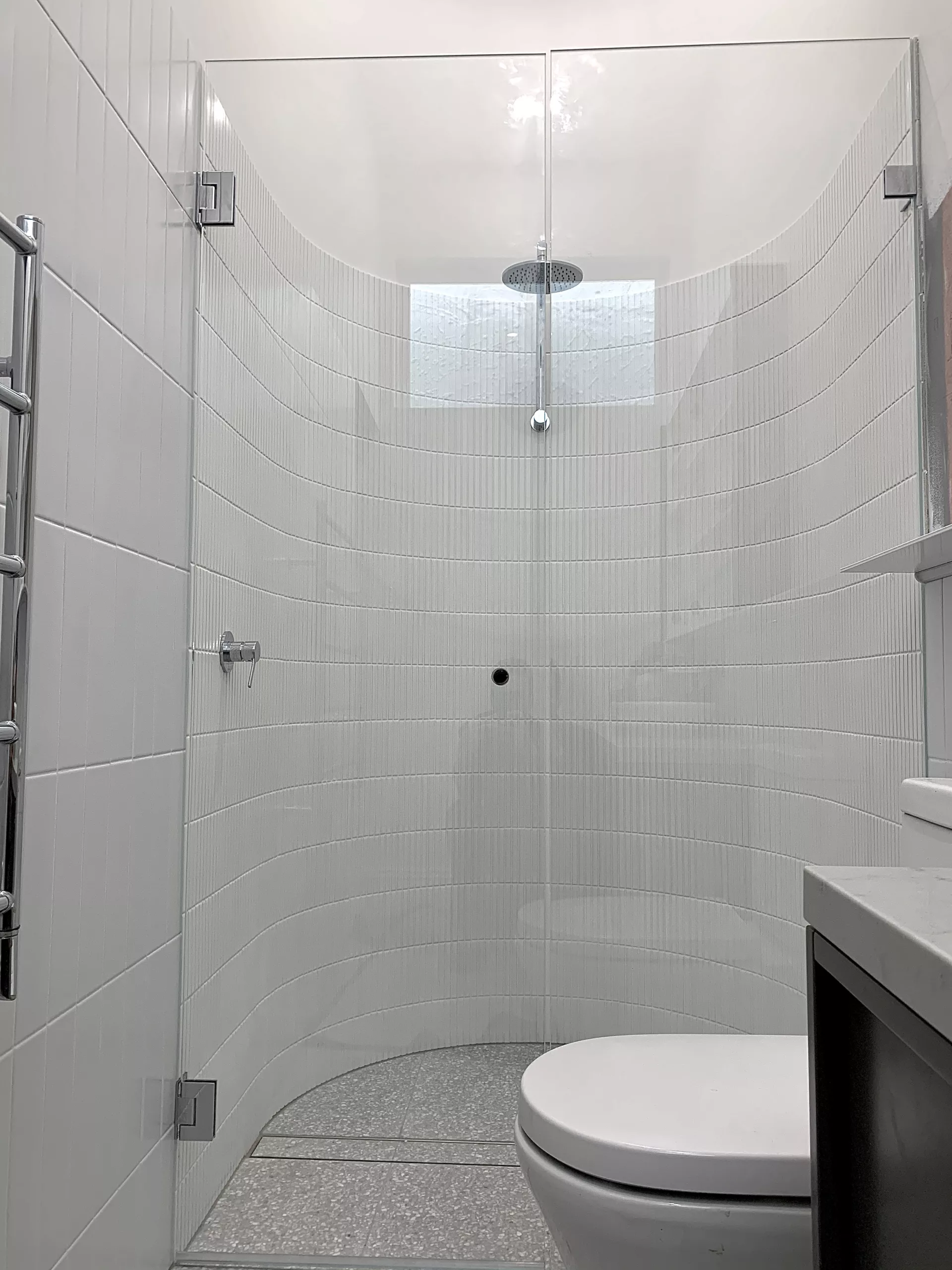 Frameless gass wall-mounted door