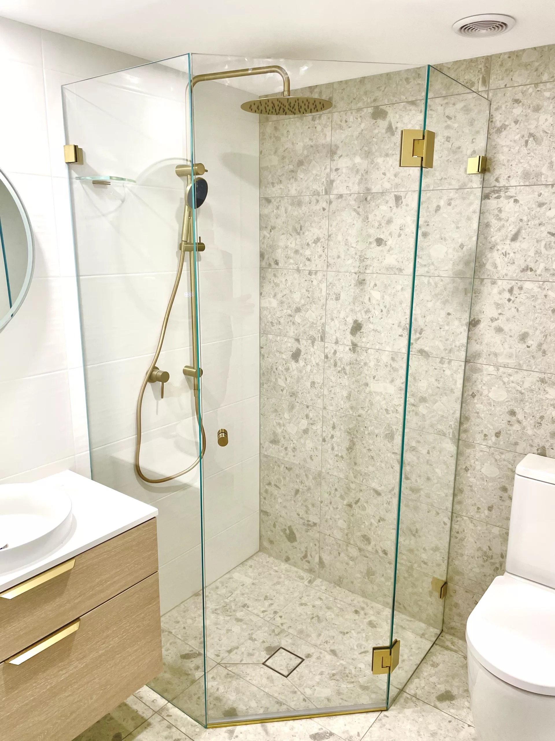 Low iron frameless glass diamond corner shower screen