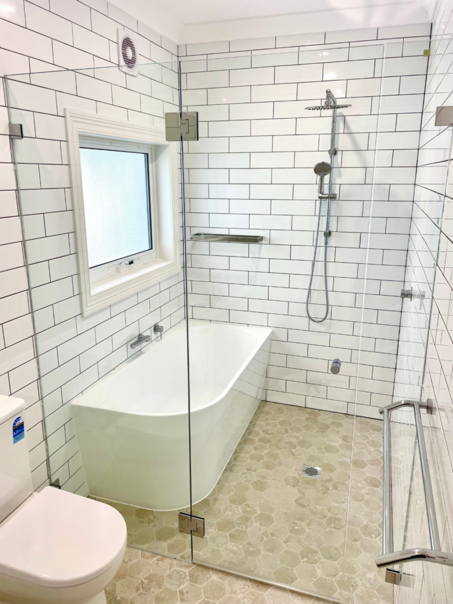 Wall-to-wall frameless glass 3 panel shower screen